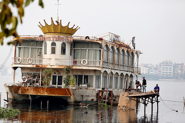 Hối hả tháo dỡ bến thủy Hồ Tây