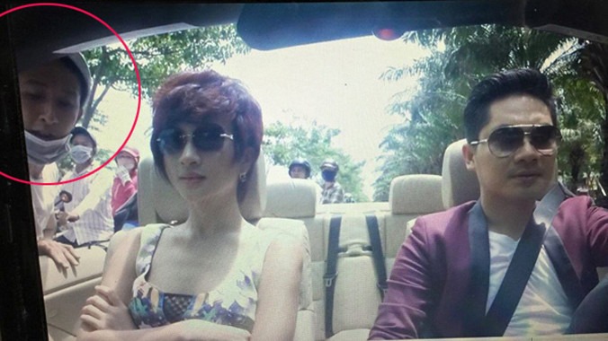 Máy quay của đoàn phim đã ghi lại được gương mặt tên cướp giật túi xách của Kim Tuyến.