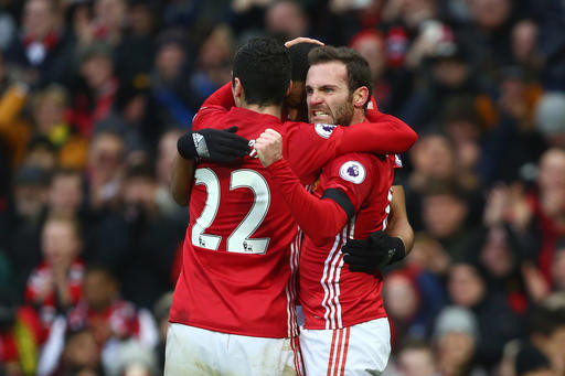 Juan Mata ném giày sau khi ghi bàn vào lưới Watford.