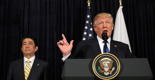 Tổng thống Trump và Thủ tướng Abe họp báo chung tối 11/2 tại Florida, Mỹ. Ảnh: Reuters.