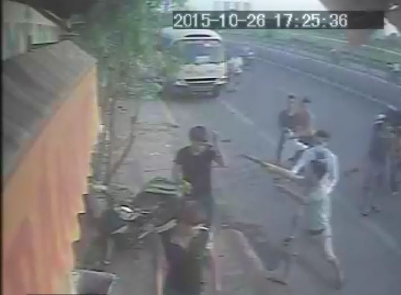 Các đối tượng hành hung chủ tiệm bánh mỳ ngay giữa đường (ảnh cắt từ camera).