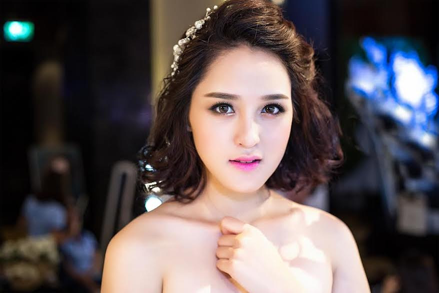 Á Hậu Hoàng Anh biến hoá với 2 phong cách trang điểm đối lập