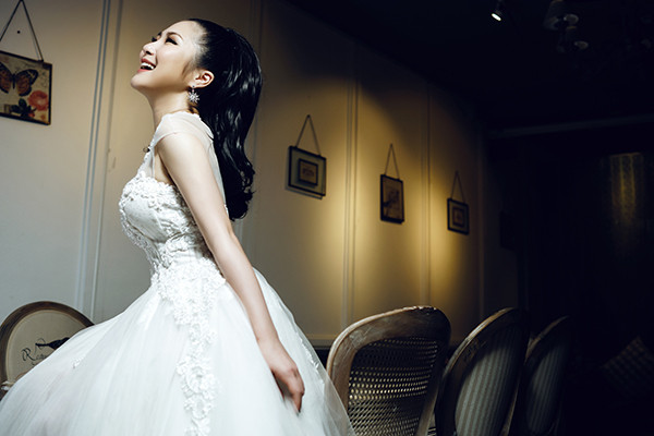 Cô dâu Hương Tràm gợi cảm, ngọt ngào trong 'Ngày cưới'