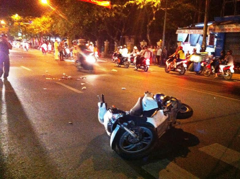 Chiếc SH do anh H.T.T điều khiển trước đó tại hiện trường vụ tai nạn. Ảnh: L.C