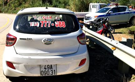 Chiếc taxi bị 4 đối tượng cướp và tài xế Vinh