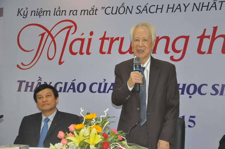 Nhà báo – nhà giáo Lê Khắc Hoan chia sẻ trong ngày quyển sách của ông được tái bản lần thứ 11 nhân ngày Nhà giáo Việt Nam 20/11. Ảnh Việt Văn