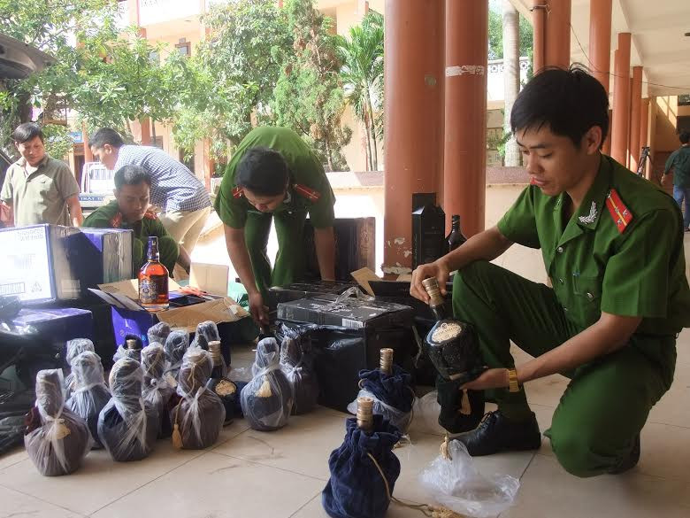 Lực lượng chức năng kiểm tra số rượu chưa rõ nguồn gốc.
