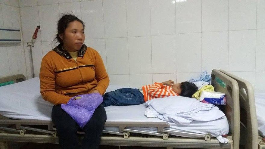 Cháu T đang nằm điều trị tại bệnh viện.