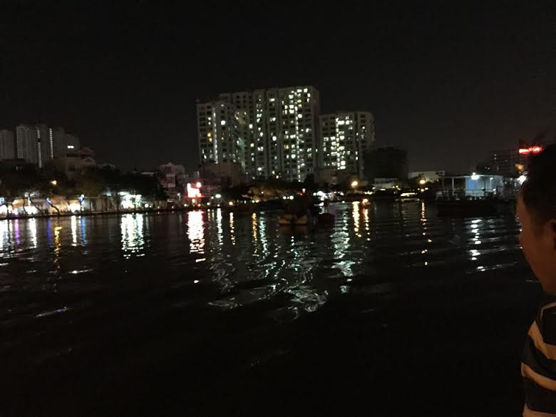 Lực lượng chức năng tìm kiếm thi thể nạn nhân.