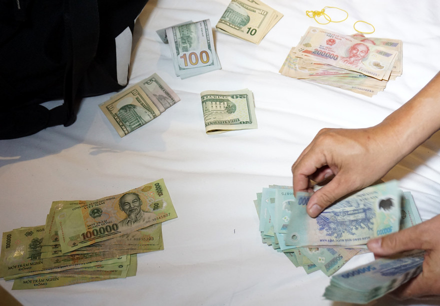 Bắt hai người nước ngoài dùng thẻ giả rút tiền