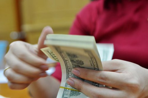 Trong vòng hơn 2 tháng, lãi suất gửi đôla Mỹ liên tục hạ và về mức thấp kỷ lục 0% từ ngày 18/12. 