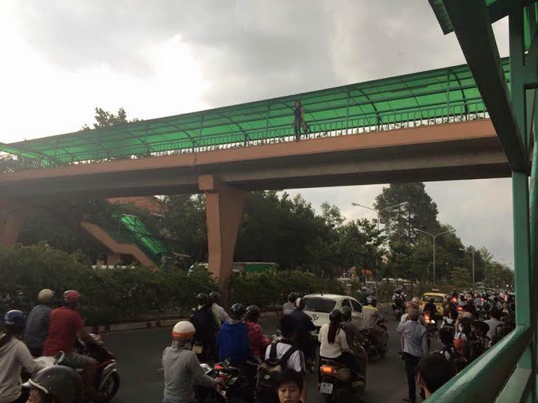 Cô gái đu mình trên cầu vượt trước khi nhảy từ độ cao 5 mét.