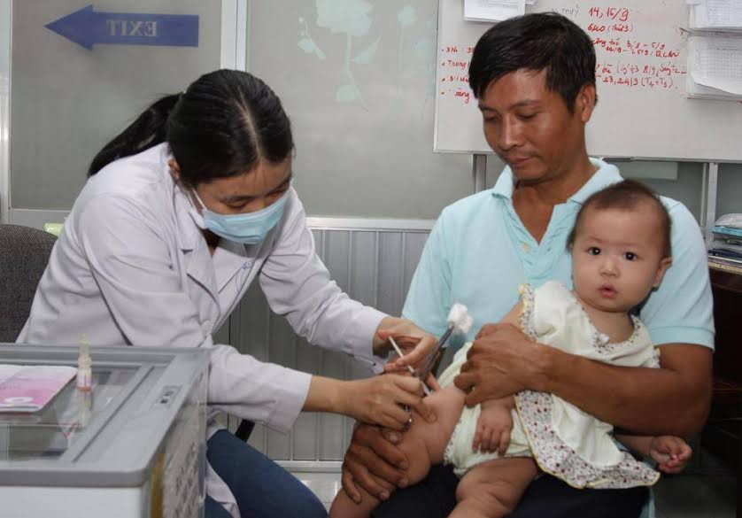 Phụ huynh chú ý đưa trẻ tiêm chủng đầy đủ, nhất là đang trong giai đoạn chuyển mùa, dịch bệnh diễn biến phức tạp. Ảnh: Quốc Ngọc