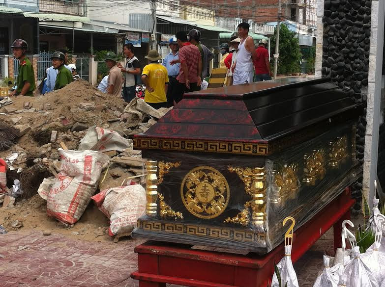 Chiếc quan tài của vợ chồng ông Tài lợi đặt trước công trình để gây áp lực hàng xóm.