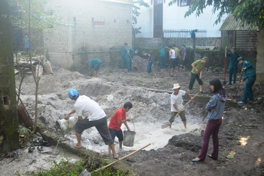 Lực lượng quân đội cùng người dân tích cực tìm kiếm, cất bốc các hài cốt liệt sĩ tại thị trấn Phong Điền. Ảnh: Đ.Thăng