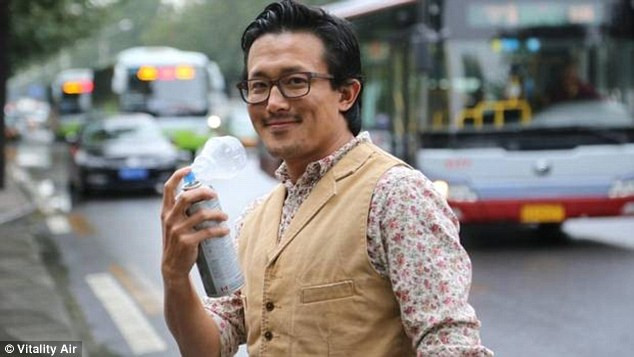 Một người đàn ông với dụng chai không khí do công ty Vitality Air sản xuất. 