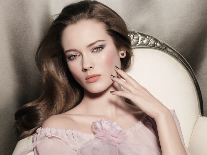 Thiên thần mới của Victoria's Secret khoe đường cong rực lửa