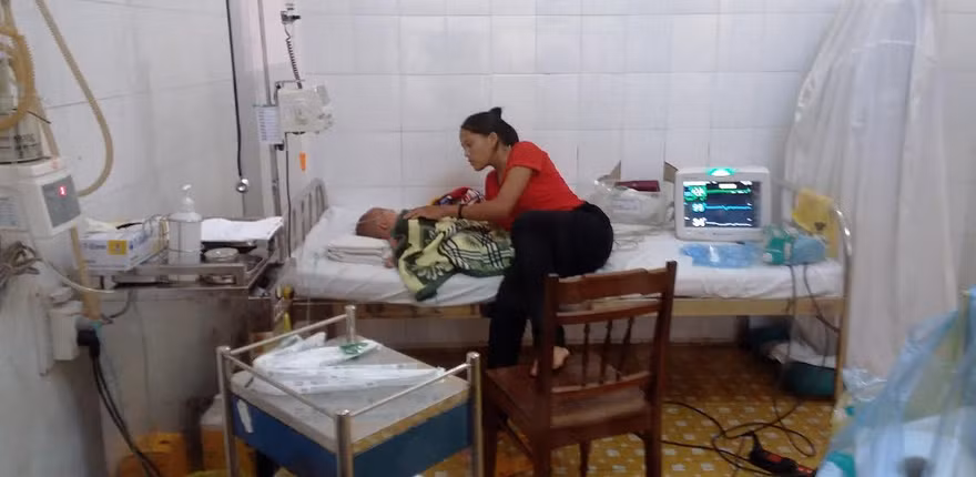 Bé P. đang được điều trị cách ly tại Bệnh viện