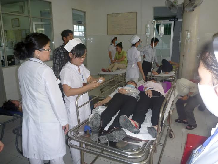 Cấp cứu công nhân nghi bị ngộ độc.