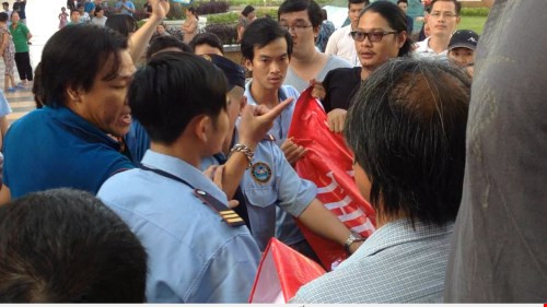 Người đàn ông áo xanh chỉ tay thẳng mặt chửi bới những người tổ chức phản đối chủ đầu tư Era Town - Ảnh cắt từ clip do cư dân Era Town cung cấp 