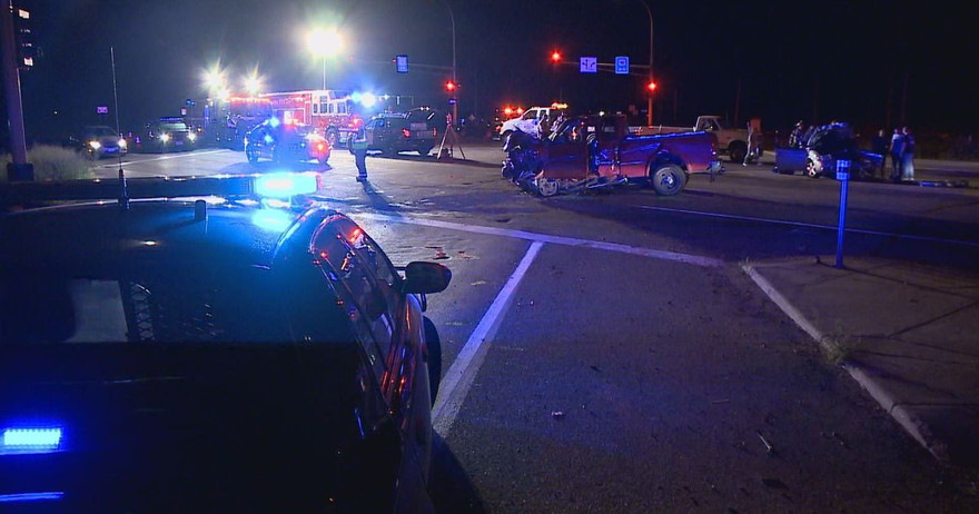 Lướt Facebook khi lái xe, thiếu nữ đâm chết hai bố con