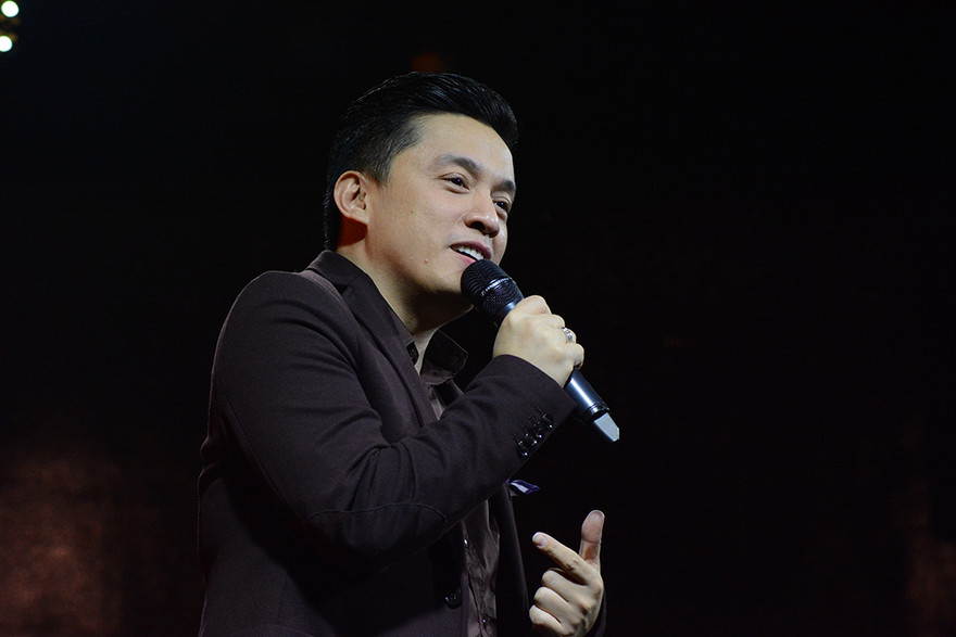 Lam Trường 'lì xì' khán giả thủ đô trong show diễn đầu năm 