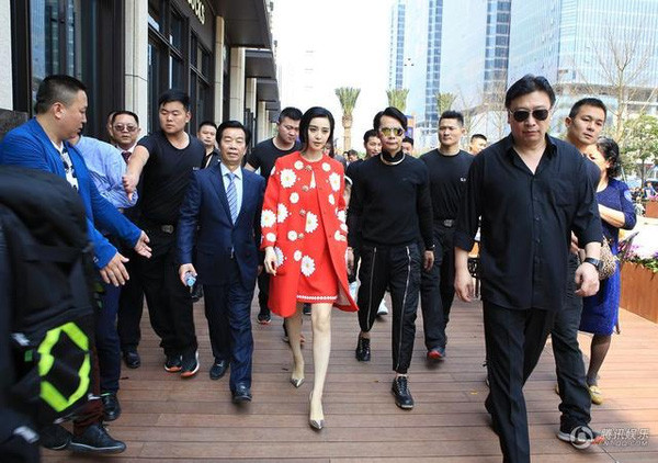 Phạm Băng Băng được 12 vệ sỹ 'hộ tống' dự sự kiện 