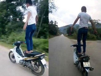 Ảnh cắt từ clip Sơn “diễn xiếc” trên xe máy 