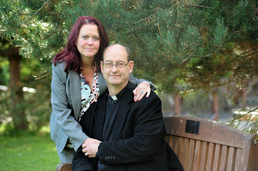 Bà Bryony luôn ở bên chăm sóc và động viên chồng 