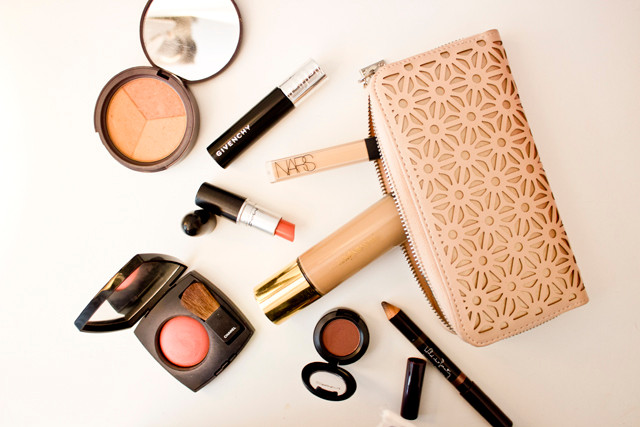 Top 5 mỹ phẩm chống nước không thế thiếu của mùa hè 