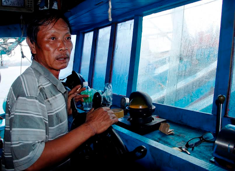 Thuyền trưởng Nguyễn Bình bàng hoàng kể lại những ngày chống chọi trên biển.
