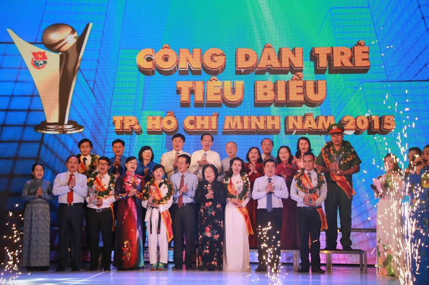 Các gương Công dân trẻ tiêu biểu chụp hình lưu niệm cùng lãnh đạo, đại biểu trung ương, TPHCM