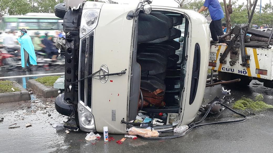 Chiếc xe khách hư hỏng nặng