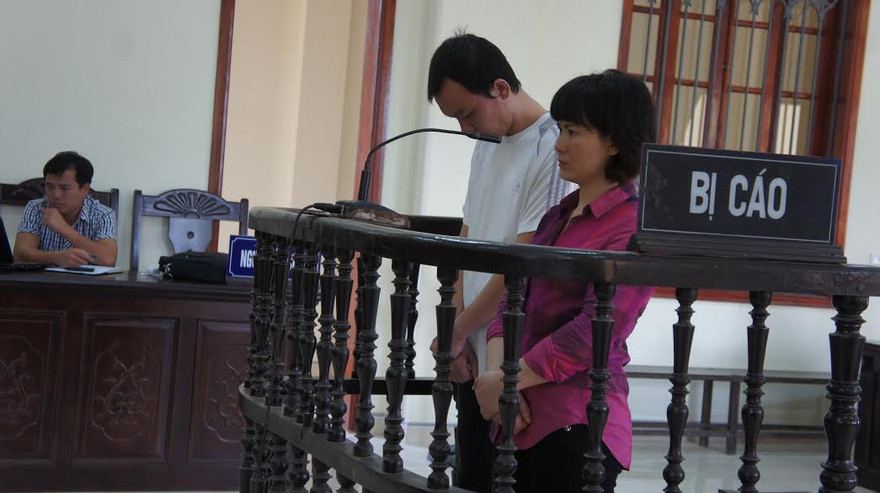 Võ Thanh Tùng và Phạm Thị Tuấn Anh trước vành móng ngựa.