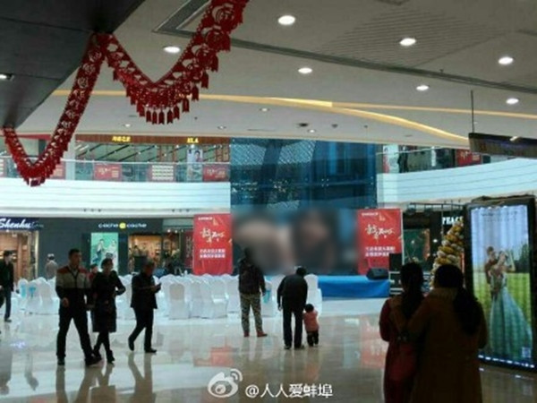 Một số người có mặt đã nhanh tay ghi lại sự việc. 