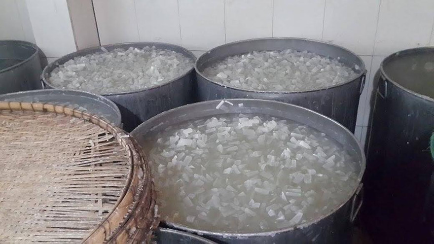 Mứt được ngâm vào hóa chất tẩy trắng.