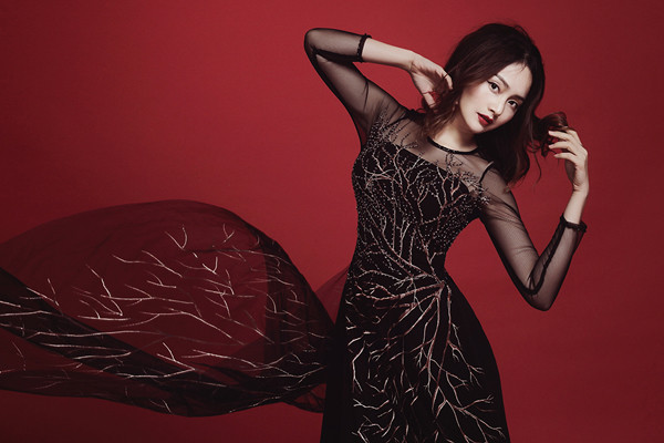 Lan Phương đẹp 'ám ảnh' trong bộ ảnh áo dài Halloween