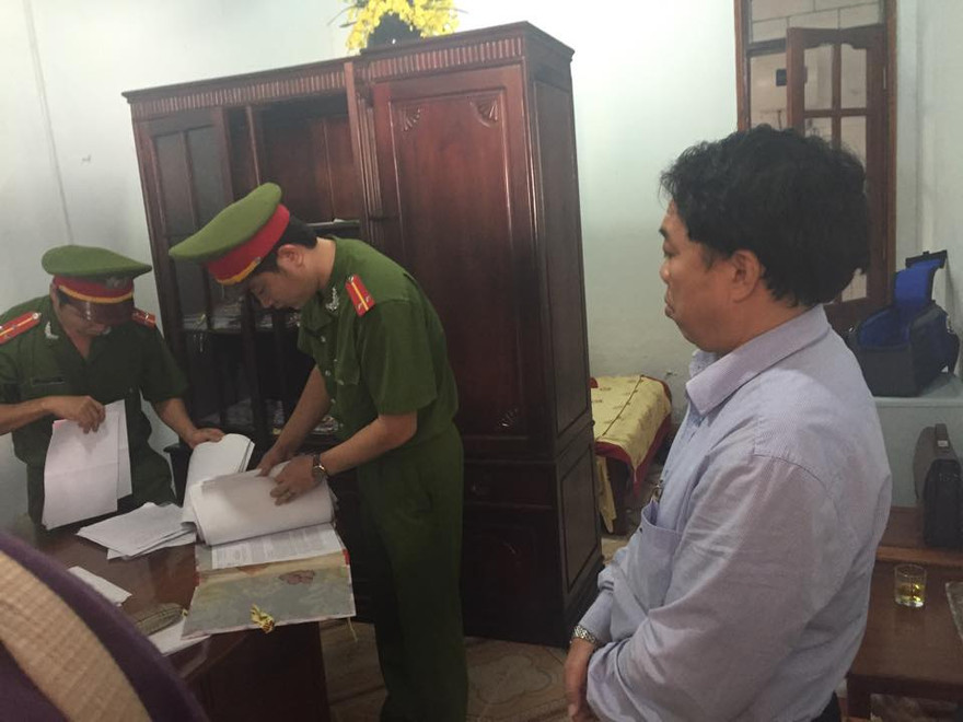 Lực lượng chức năng khám xét nhà và nơi làm việc của ông Nguyễn Văn Bổng.