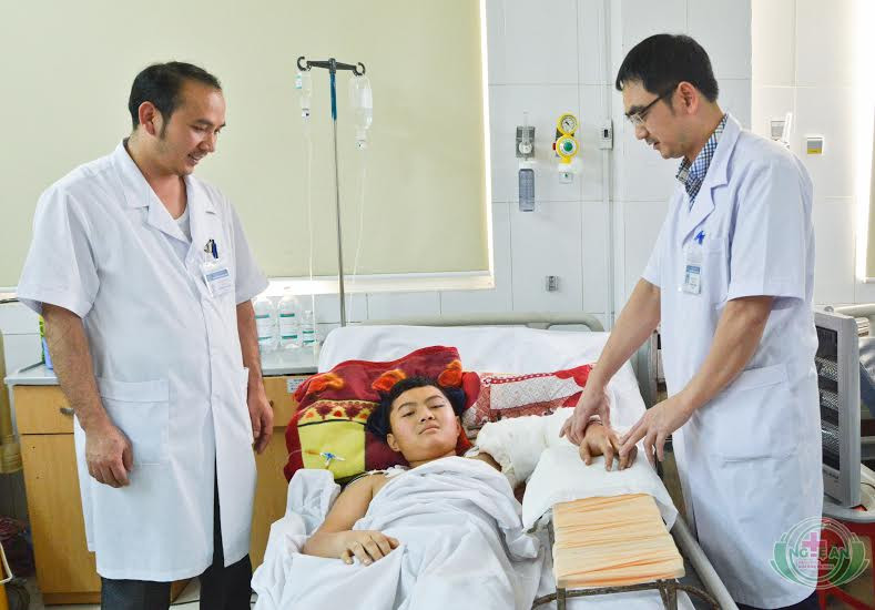 Các bác sỹ thăm khám cho bệnh nhân.