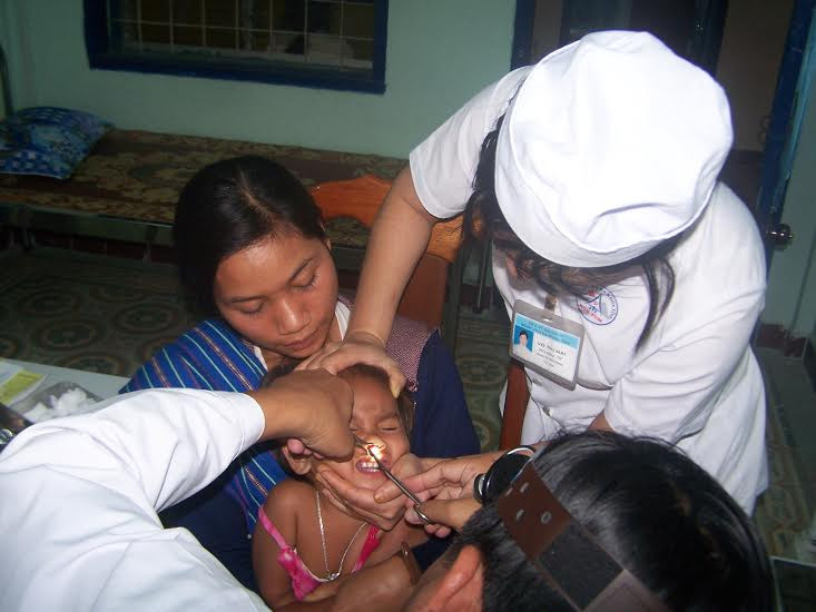 Các bác sỹ đang lấy con vắt trong mũi bé Y Kiêng