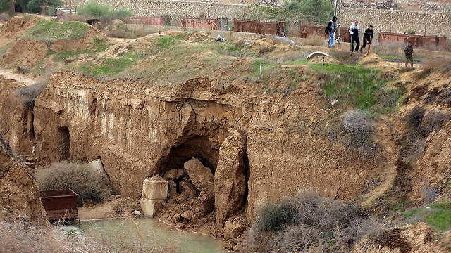 Ai Cập bơm nước biển ngập các đường hầm 