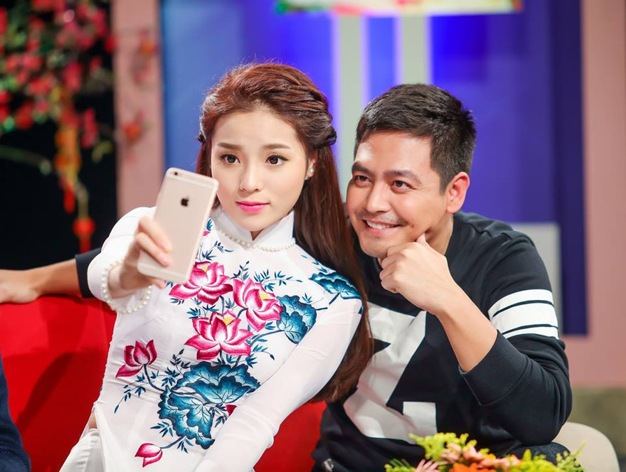 MC Phan Anh say đắm 'nhìn trộm' Hoa hậu Kỳ Duyên 