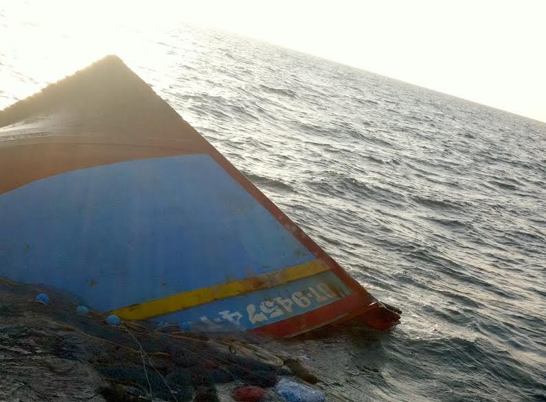 Tàu cá BT-94574TS được lai dắt vào bờ biển Bình Thắng, huyện Bình Đại, tỉnh Bến Tre. 