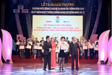 Bà Đào Phương Hoa – Phó Ban Truyền thông đại diện Tổng công ty Viễn thông MobiFone nhận giải thưởng do lãnh đạo Bộ Công Thương trao tặng 