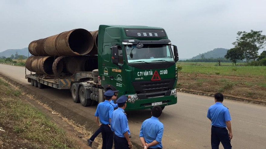 Cơ quan chức năng làm việc tại hiện trường.