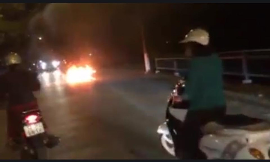 Chiếc xe máy đang đi, bỗng bùng cháy dữ dội. Ảnh:: TD