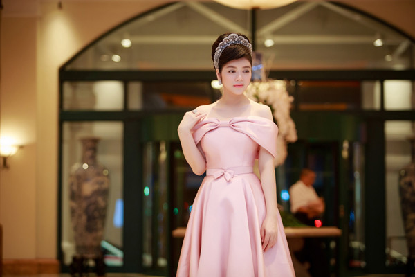 'Cây hàng hiệu' chục tỷ của Lý Nhã Kỳ tại thảm đỏ LHP