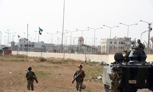 Binh sĩ Thổ Nhĩ Kỳ tuần tra tại khu vực gần biên giới với Syria. Ảnh: AP