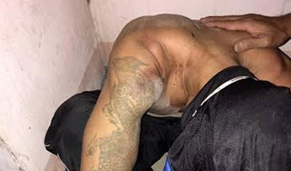 Đối tượng Đinh Công Văn bị lực lượng chức năng không chế bắt giữ. Ảnh do cơ quan công an cung cấp.