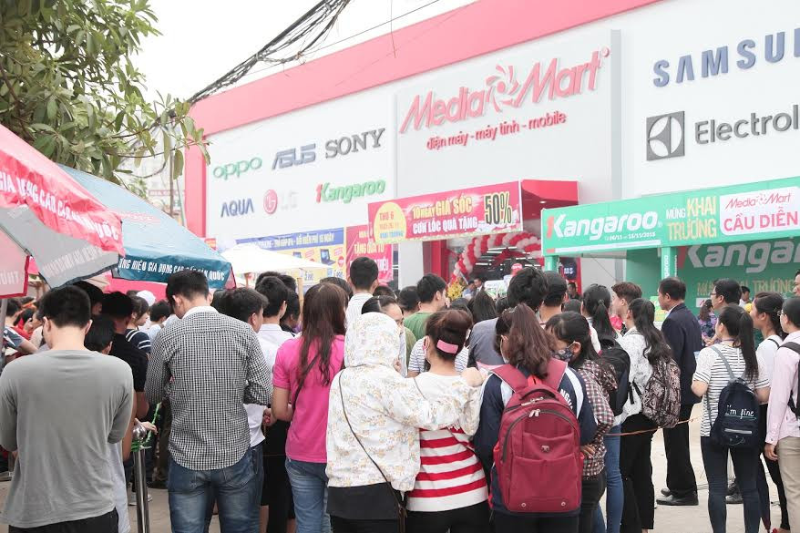 Chen chân “săn” khuyến mại khủng dịp khai trương Siêu thị điện máy mới